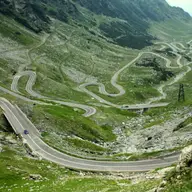 Ce poți vizita când mergi pe Transalpina și unde te poți caza?