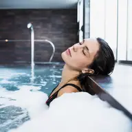Cada cu hidromasaj de interior: relaxarea ideală pentru serile mai reci de toamnă