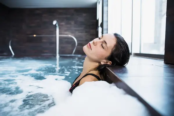 Cada cu hidromasaj de interior: relaxarea ideală pentru serile mai reci de toamnă