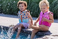 Siguranță și stil: cum să alegi cea mai bună vesta de înot pentru copilul tău